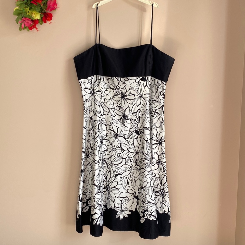 Jones wear monochromatic cotton floral dress